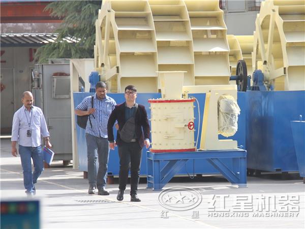 來廠參觀、了解洗砂機(jī)的客戶
