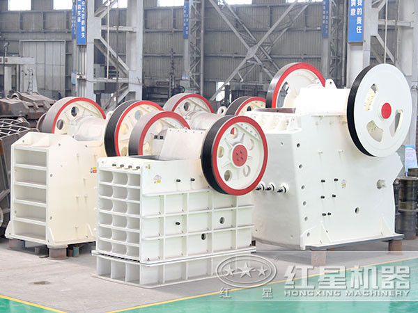 車間擺放的不同類型、型號(hào)的顎破